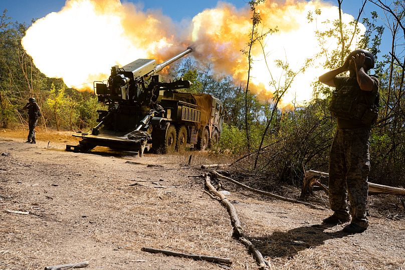 Militares ucranianos disparam um obus autopropelido 2s22 Bohdana contra posições russas na região de Zaporíjia, em 20 de agosto de 2025.