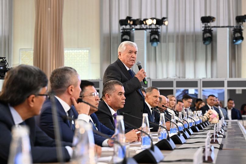 Ουζμπέκος επιχειρηματίας μιλάει στο φορουμ