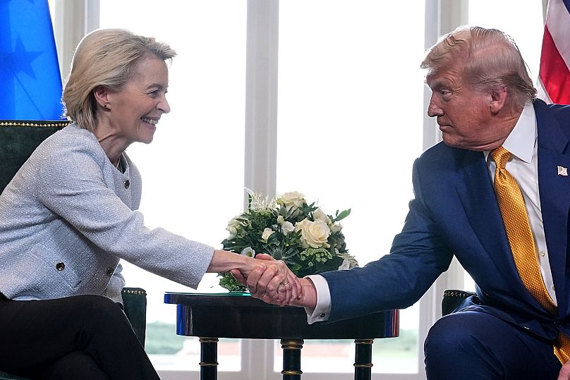 Prezydent Donald Trump i przewodnicząca Komisji Europejskiej Ursula von der Leyen podają sobie ręce po zawarciu porozumienia handlowego, 2025 r.