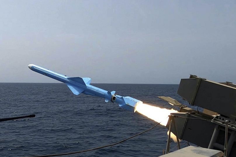 Un missile viene lanciato da una nave durante un'esercitazione della marina iraniana nel Golfo di Oman, 21 agosto 2025