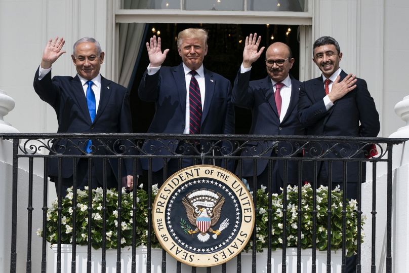 رئيس الوزراء الإسرائيلي بنيامين نتنياهو ، والرئيس الأمريكي دونالد ترامب، ووزير خارجية البحرين خالد بن أحمد آل خليفة، ووزير خارجية الإمارات عبد الله بن زايد آل نهيان، واشنطن