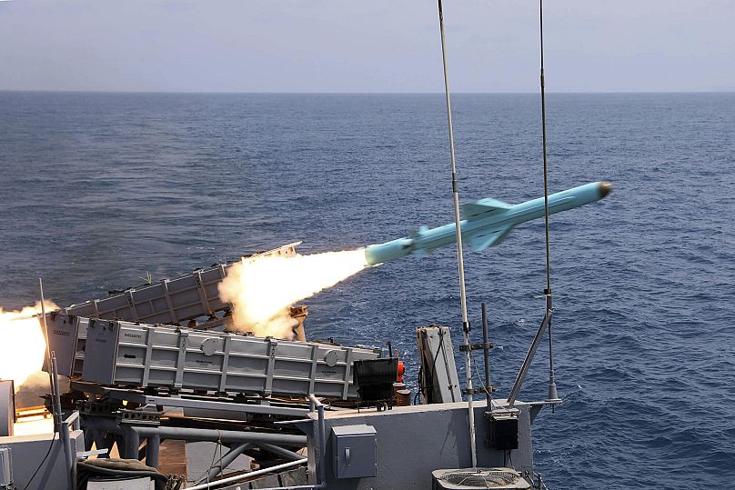 Un missile est tiré depuis un navire lors d'un exercice de la marine iranienne dans le golfe d'Oman et l'océan Indien, le jeudi 21 août 2025
