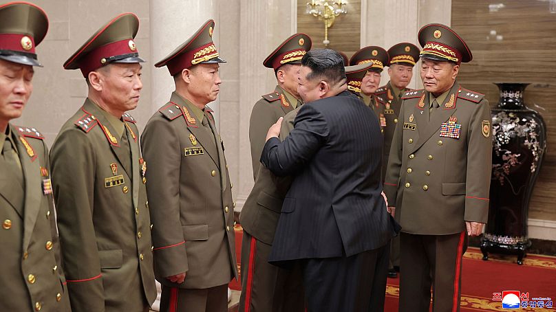Kim Jong-un et les principaux commandants déployés à Koursk au siège du Comité central du Parti des travailleurs de Corée à Pyongyang, le 20 août 2025.