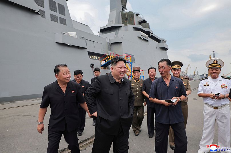 Kim Jong-un inspecte le navire de guerre Choe Hyon à Nampo, en Corée du Nord, le 18 août 2025.