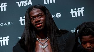 USA : Le rappeur Lil Nas X incarcéré après son arrestation “presque nu” dans les rues de Los Angeles