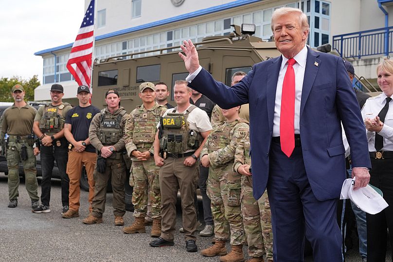 Donald Trump fala com membros das forças policiais e soldados da Guarda Nacional em Washington, em 21 de agosto de 2025