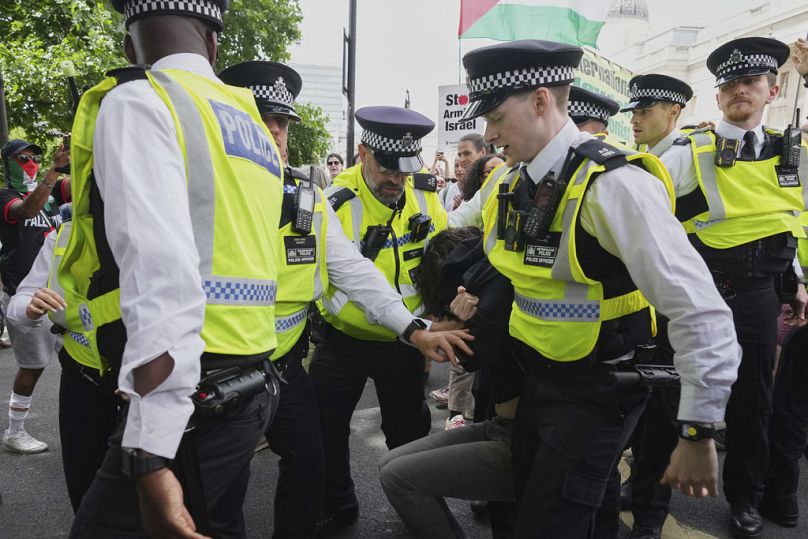 الشرطة تعتقل متظاهرًا خلال احتجاج نظّمته مجموعة "Palestine Action" في لندن، 23 يونيو 2025.