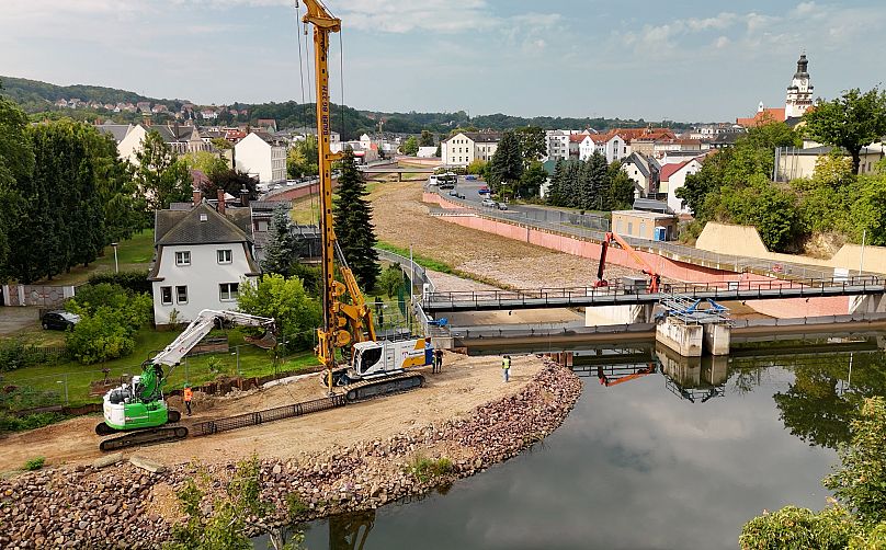 Vue des chantiers, du barrage et du canal au confluent des deux cours d'eau qui traversent Döbeln
