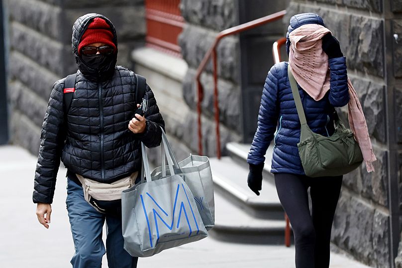 I genitori dello specializzando in chirurgia Ryan Cho arrivano alla Corte Suprema dello Stato di Victoria, Melbourne, 22 agosto 2025.