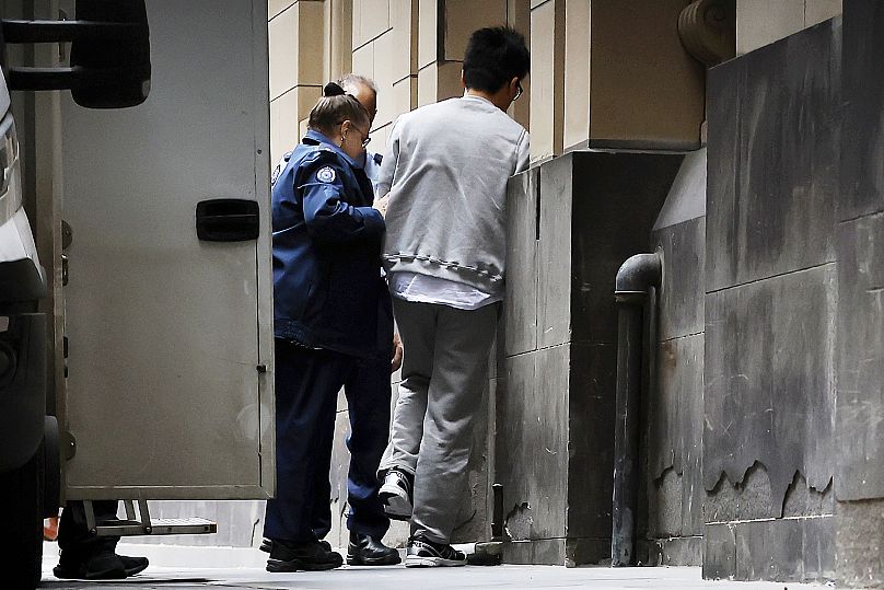 Il medico specializzando in chirurgia Ryan Cho viene condotto alla Corte Suprema dello Stato di Victoria, Melbourne, 22 agosto 2025