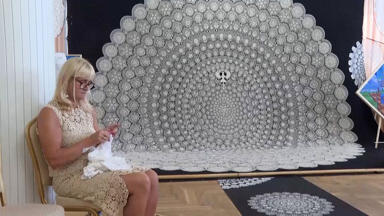 At the Koniaków Lace Centre, located in the heart of the village, tourists can not only admire unique handicrafts, but also try their hand at crocheting.