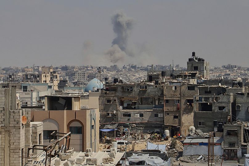 De la fumée s'élève vers le ciel après une frappe militaire israélienne à Khan Younès, le 21 août 2025.
