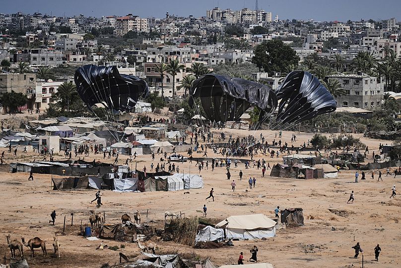 Les Palestiniens se précipitent pour récupérer l'aide humanitaire larguée par avion à Zawaida, dans le centre de la bande de Gaza, le 31 juillet 2025.