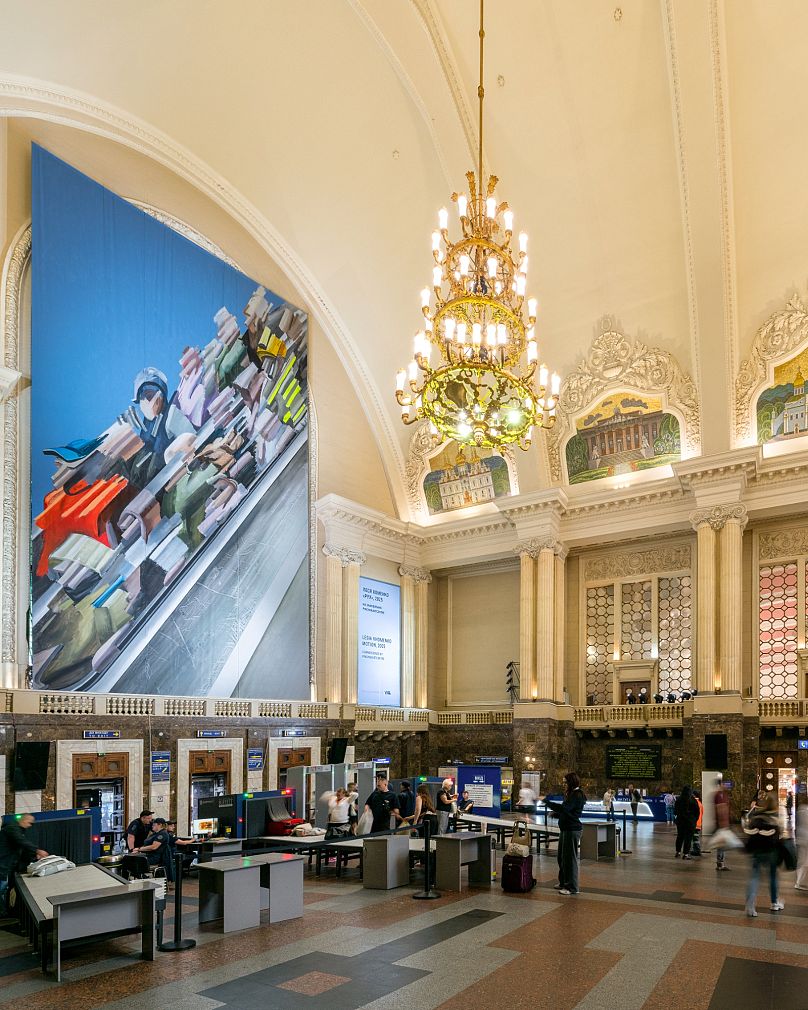 «Motion», 2025, pintura de Lesia Khomenko, encomendada pelo PinchukArtCen em parceria com a Ukrainian Railways.