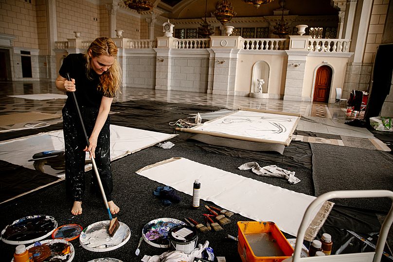 Lesia Khomenko a trabalhar na pintura “Motion”, 2025