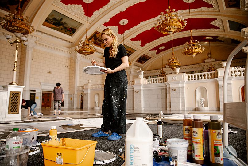 Lesia Khomenko a trabalhar em «Motion», 2025, encomendado pelo PinchukArtCentre em parceria com a Ukrainian Railways.