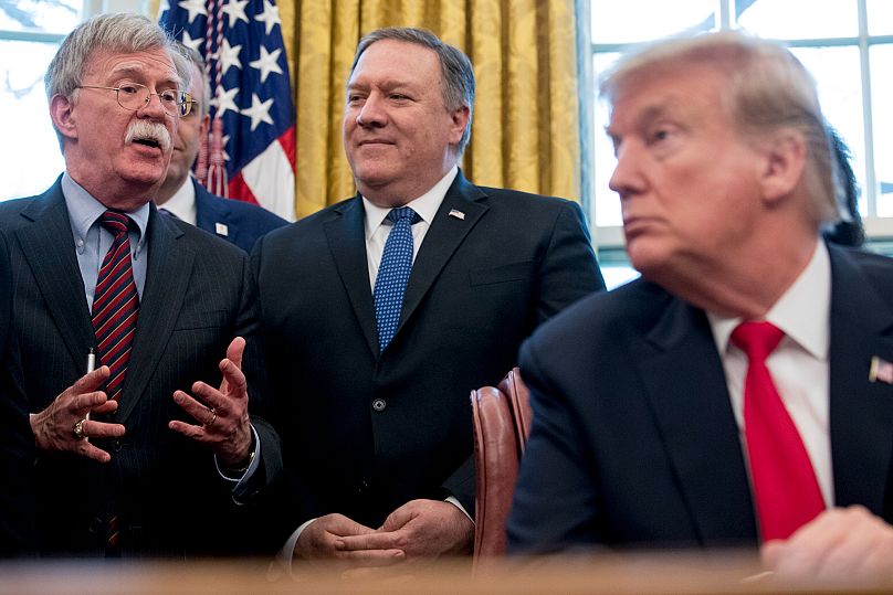Da sinistra, il consigliere per la sicurezza nazionale John Bolton, il segretario di Stato Mike Pompeo e il presidente Donald Trump nello Studio Ovale, 7 febbraio 2019.