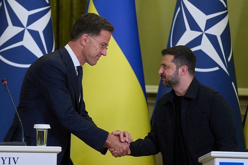 Le secrétaire général de l'OTAN, Mark Rutte, serre la main du président ukrainien, Volodymyr Zelenskyy, lors de leur réunion d'information à Kiev, le 22 août 2025.