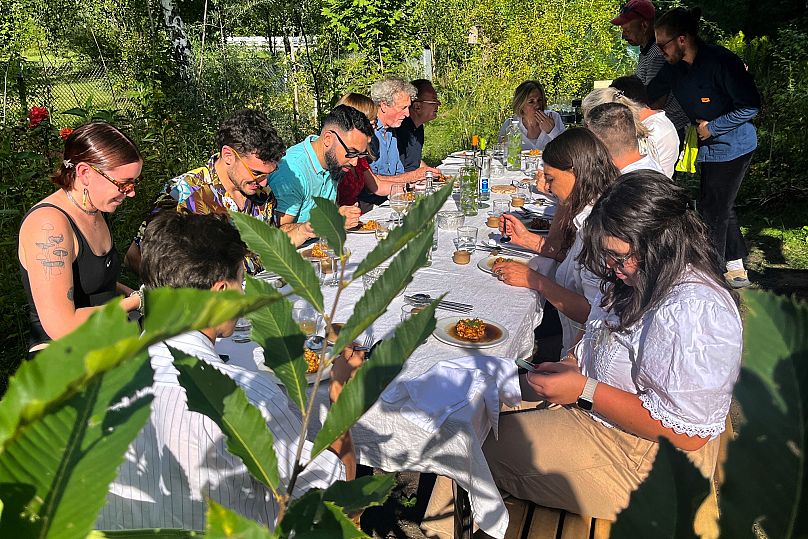Visitatori partecipano a un pasto presso il ristorante “The Monk Garden” di Martin Roetzel a Berlino (17 agosto 2025)