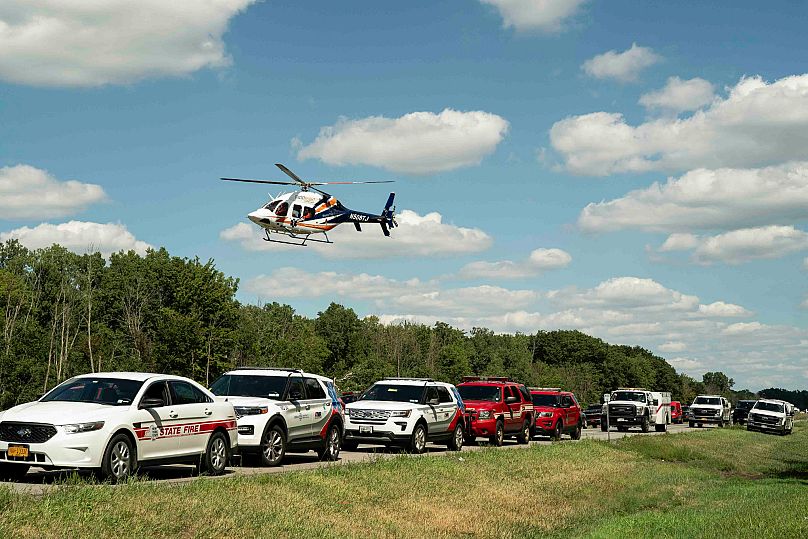 Les services d'urgence interviennent suite à un grave accident impliquant un autocar de tourisme sur l'autoroute I-90, dans l'État de New York, le 22 août 2025.