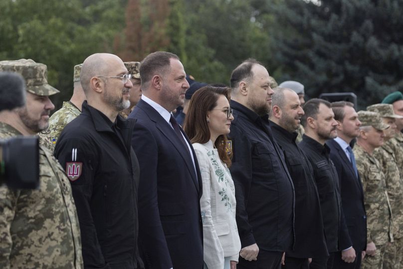 Ukrayna Başbakanı Yuliia Svyrydenko (ortada) ve üst düzey yetkililer, Kiev'de Ulusal Bayrak Günü vesilesiyle düzenlenen törene katıldılar, 23 Ağustos 2025.