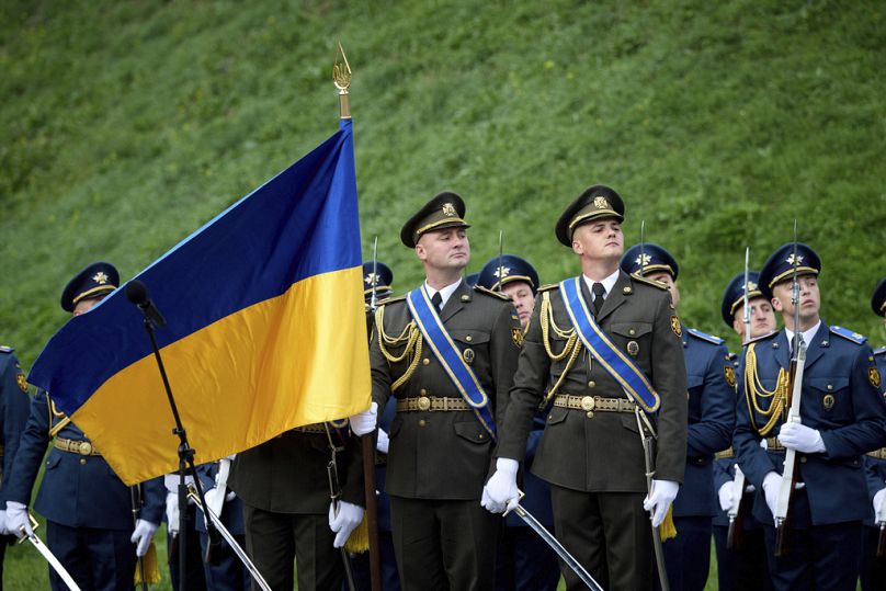 Kiev'de Ulusal Bayrak Günü vesilesiyle düzenlenen tören sırasında Şeref Kıtası askerleri yürüyüş yapıyor, 23 Ağustos 2025.
