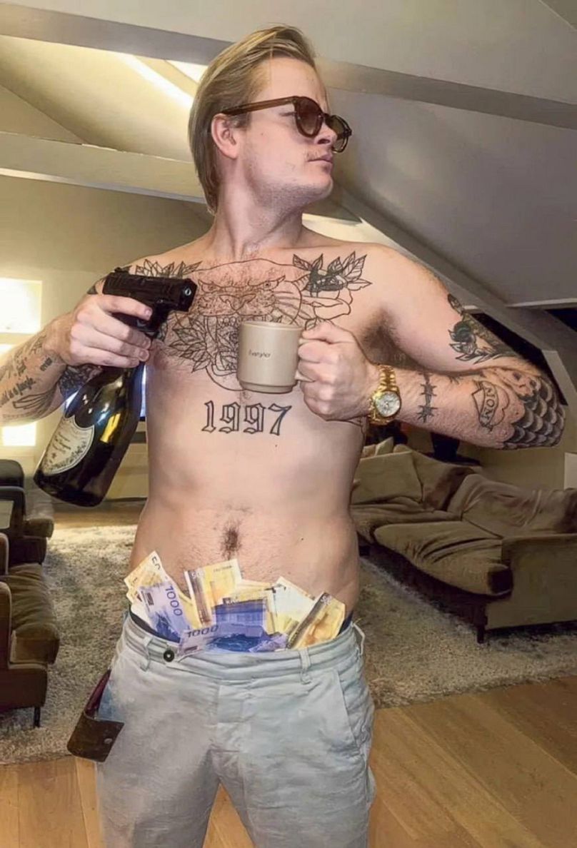 A fegyverrel hadonászó, agyontetovált Marius Borg Høiby