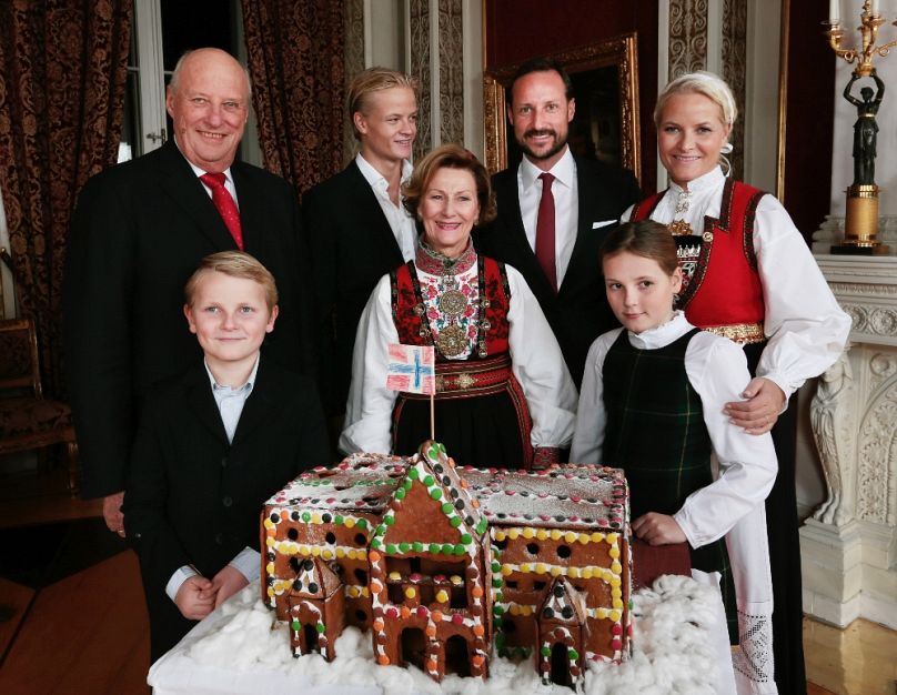 Harald király, Marius Borg Høiby, Haakon koronaherceg, Mette-Marit koronahercegné, Sverre Magnus, Szonja királynő és Ingrid Alexandra karácsonyi fotója, 2014 decemberében