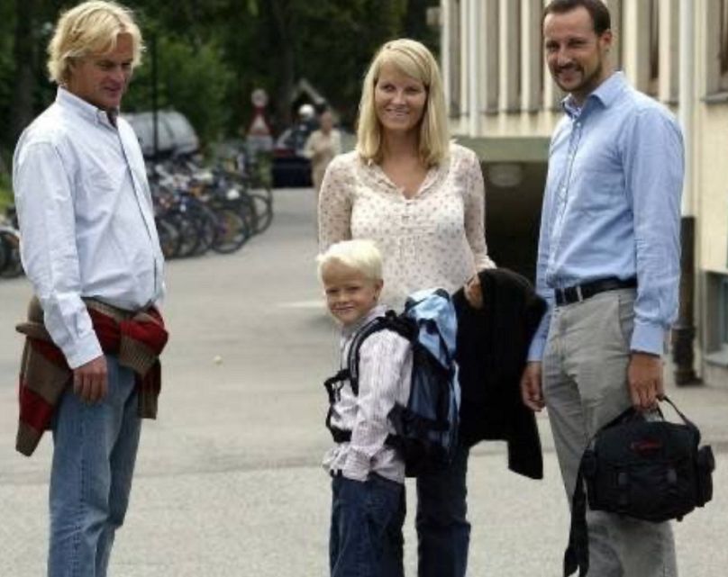 Morten Borg, Mette-Marit és Haakon koronaherceg Mariusszal az első tanítási napon