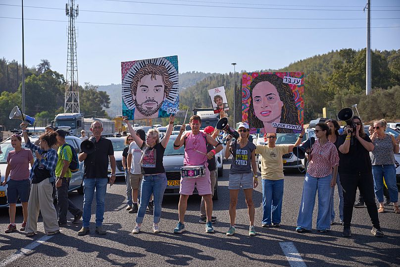 Manifestanti bloccano un'autostrada durante una protesta per chiedere il rilascio immediato degli ostaggi a Bet Shemesh, tra Gerusalemme e Ashdod (24 agosto 2025)