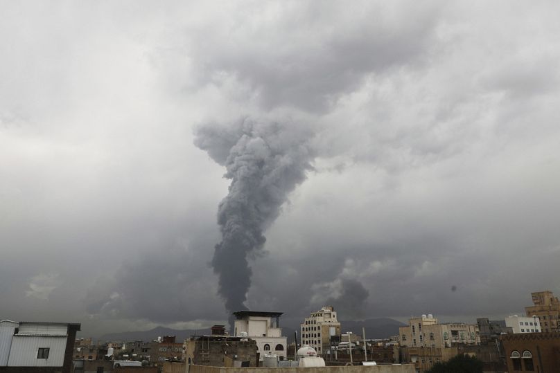 Rauchwolken nach israelischen Luftangriffen in mehreren Stadtteilen von Sanaa, Jemen, 24. August 2025