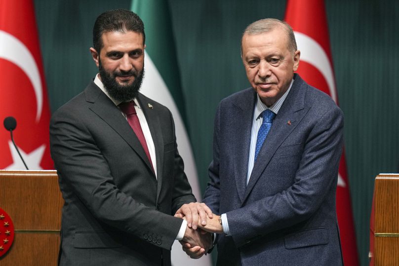 الرئيس التركي رجب طيب أردوغان (يمين) يصافح الرئيس السوري الانتقالي أحمد الشرع خلال مؤتمر صحفي مشترك عقب لقائهما في القصر الرئاسي بأنقرة، تركيا، في 4 فبراير/شباط 2025