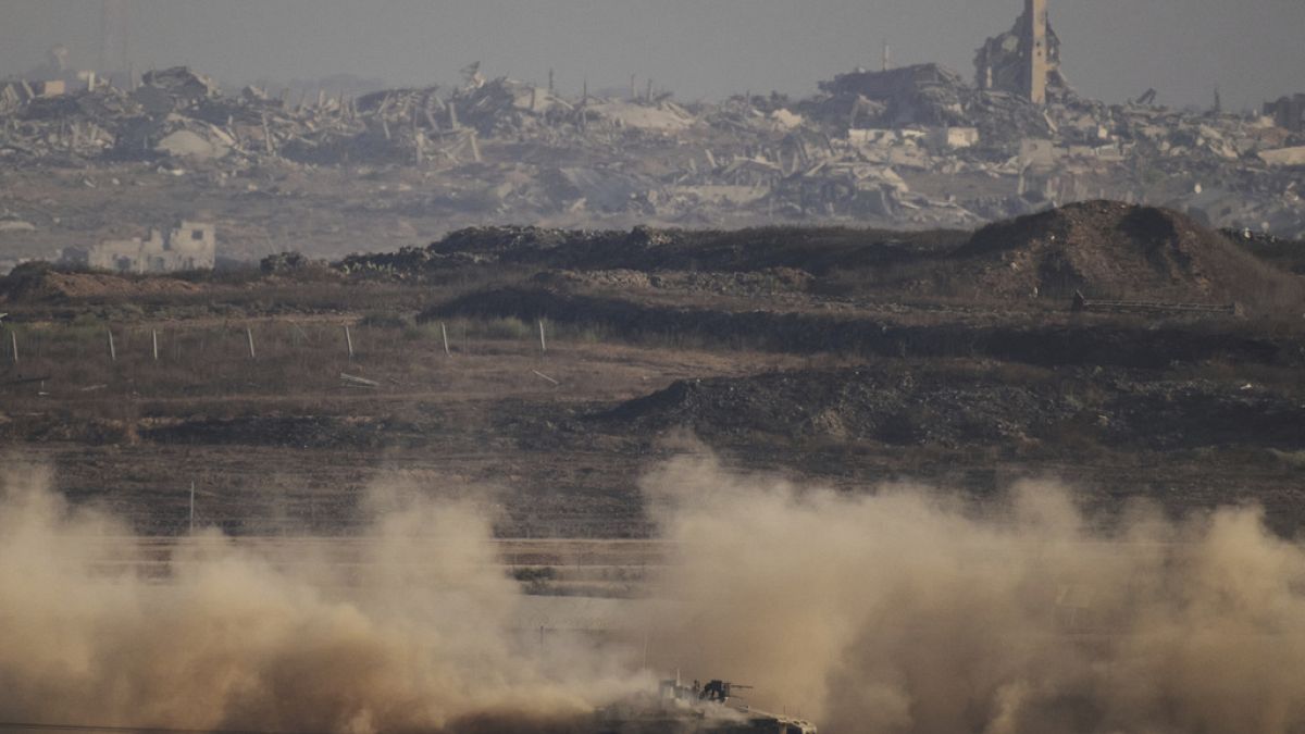 إسرائيل تقصف مجمع ناصر الطبي في غزة وتقتل 4 صحفيين على الأقل و300 فلسطيني يقضون جوعًا