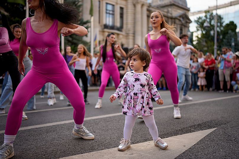 Una niña observa a los bailarines actuar fuera del Museo Nacional de Historia de Rumanía durante la Noche de Danza.