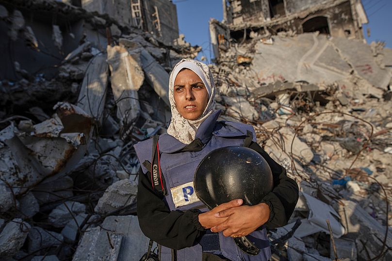 La journaliste indépendante Mariam Dagga, 33 ans, pose pour un portrait à Khan Younès, dans le sud de la bande de Gaza, le 14 juin 2024