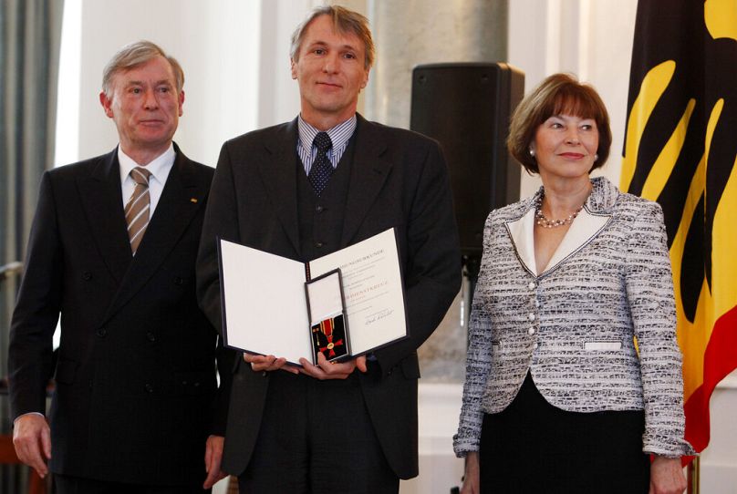 Hubertus Knabe wurde für seine Arbeit 2009 mit dem Bundesverdienstkreuz am Bande ausgezeichnet.