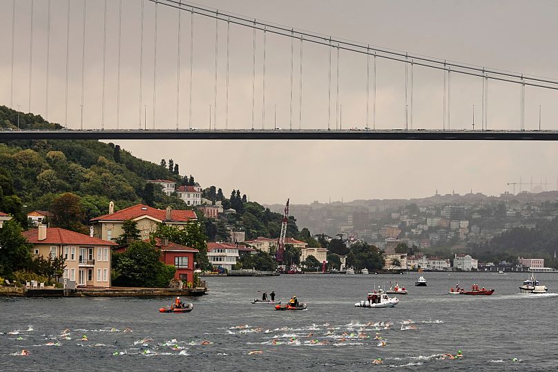 Les concurrents participent à une course de natation de 6,5 km à travers le détroit du Bosphore, à Istanbul, en Turquie, le dimanche 24 août 2025