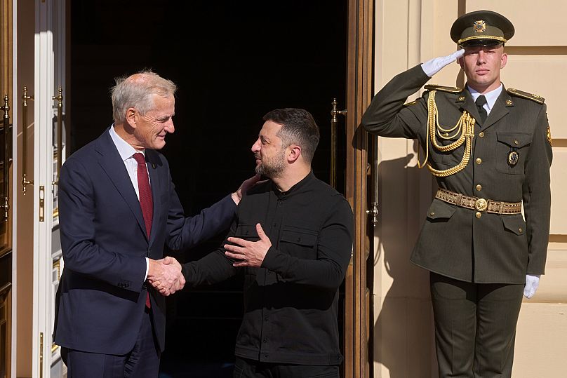Le Premier ministre norvégien Jonas Gahr Store, à gauche, serre la main du président ukrainien Volodymyr Zelensky lors de leur rencontre à Kyiv, en Ukraine, lundi 25 août 2025