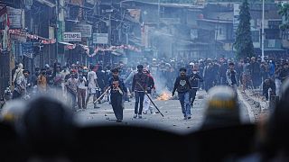 Des étudiants affrontent la police anti-émeute à Jakarta à propos des avantages des députés