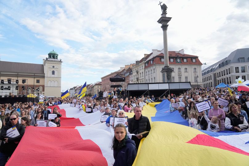 Menschen halten Schilder hoch, um den Unabhängigkeitstag der Ukraine zu feiern, in Warschau, Polen, 24. August 2025