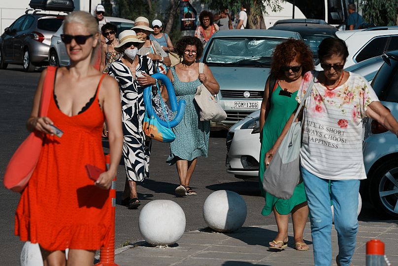 Πολίτες φτάνουν με λεωφορείο στην παραλία Αυλάκι, περίπου 42 χιλιόμετρα (26 μίλια) ανατολικά της Αθήνας, Ελλάδα, Τετάρτη, 19 Αυγούστου 2025.