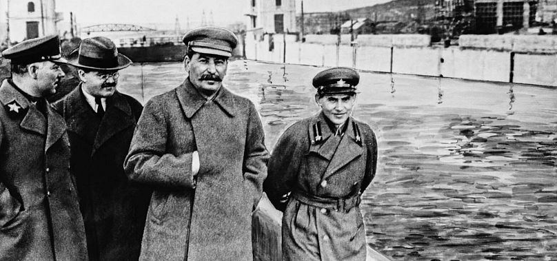 Sztálin balján Nyikoláj Jezsov, az NKVD főnöke, akit később szintén kivégeztek, majd töröltek a képről