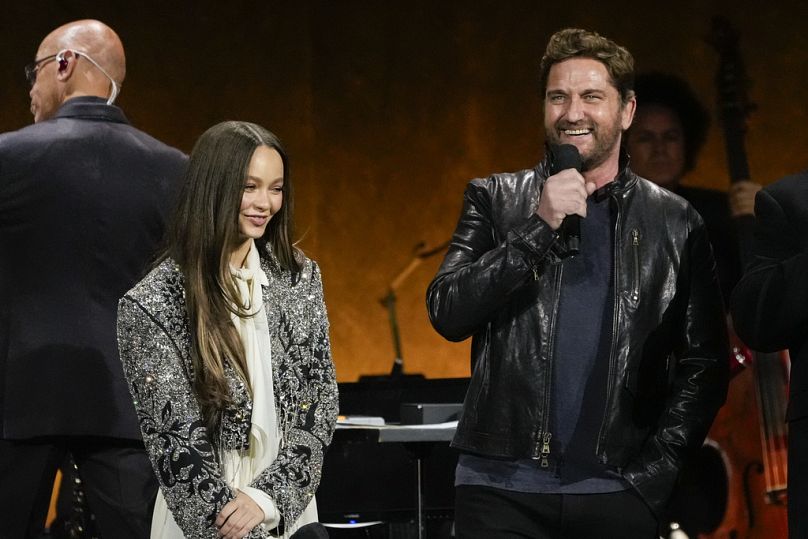 Gerard Butler com Nico Parker no palco do Caesars Palace Las Vegas / 2 de abril de 2025