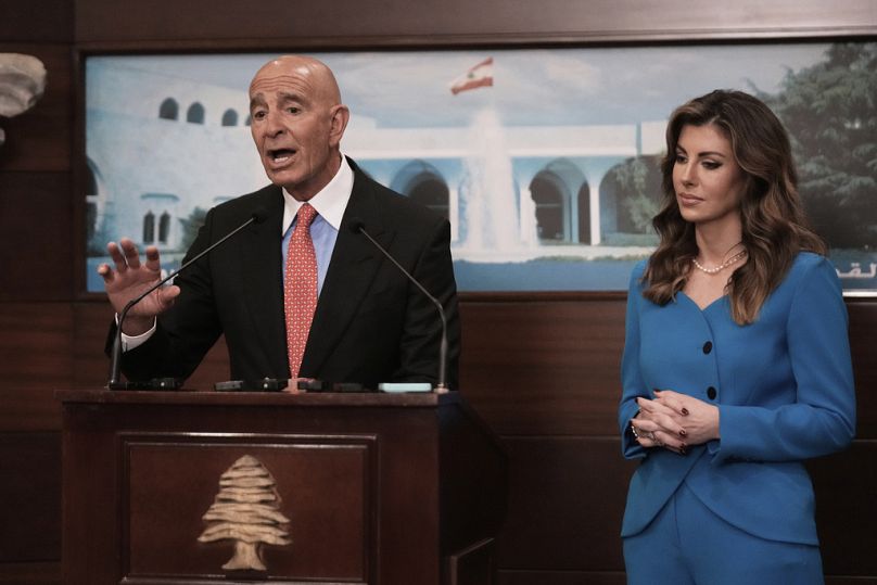  المبعوث الأمريكي توماس برّاك خلال مؤتمر صحافي مشترك مع نائبة المبعوث الأمريكي الخاص مورغان أورتاغوس، في قصر بعبدا، في 26 أغسطس 2025.