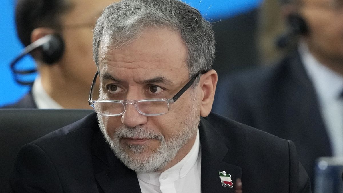 إيران تتوعد بالرد على طرد سفيرها من أستراليا.. وعراقجي: "ألبانيزي سياسي ضعيف"