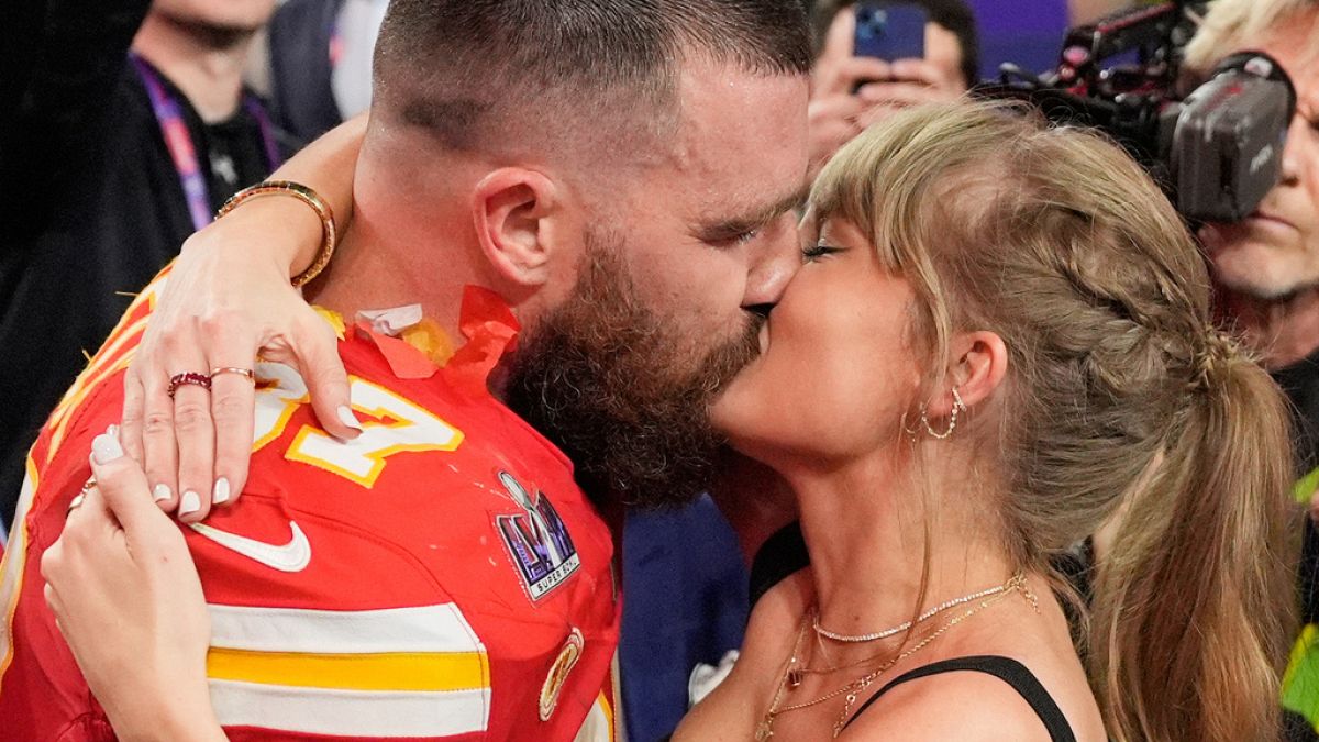 Taylor Swift annonce ses fiançailles avec le joueur de football américain Travis Kelce