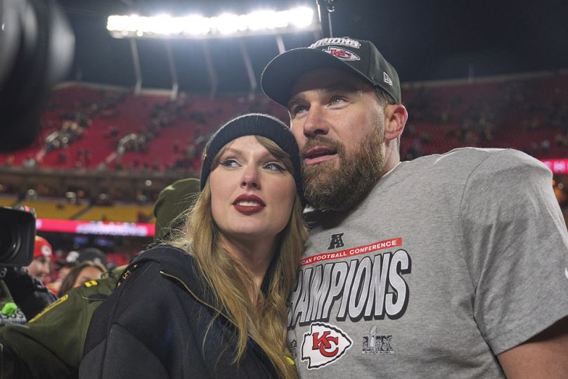 ARQUIVO - Travis Kelce, tight end do Kansas City Chiefs, à direita, aparece com a cantora Taylor Swift após a vitória do Chiefs sobre o Buffalo Bills no Campeonato da AFC