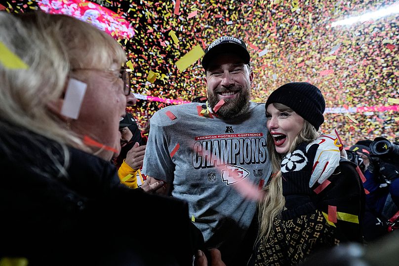 Travis Kelce e Taylor Swift, o tight end dos Kansas City Chiefs, após o jogo de futebol americano da AFC Championship da NFL contra os Buffalo Bills, 26 de janeiro de 2025
