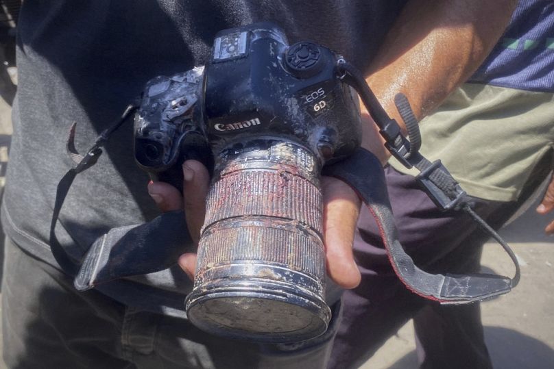 تظهر الكاميرا الملطخة بالدماء التي كانت تحملها الصحافية المستقلة مريم دقّة (33 عامًا) عند مقتلها، الإثنين 25 أغسطس 2025.