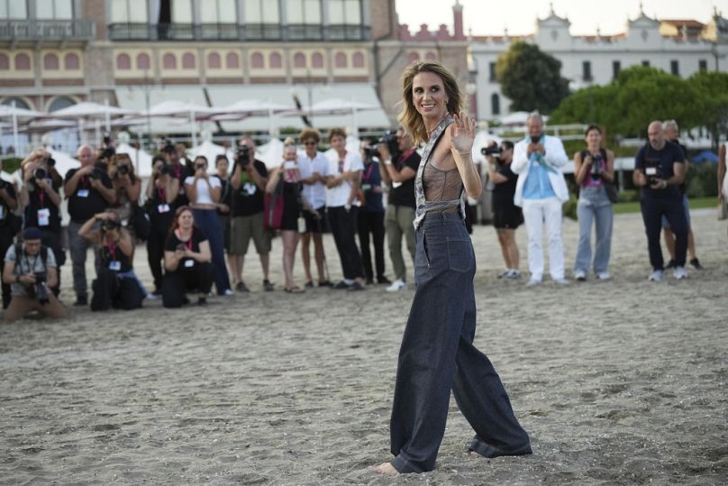 Emanuela Fanelli, che conduce la serata inaugurale, durante un photocall prima dell'82esima edizione della Mostra del Cinema di Venezia, martedì 26 agosto 2025